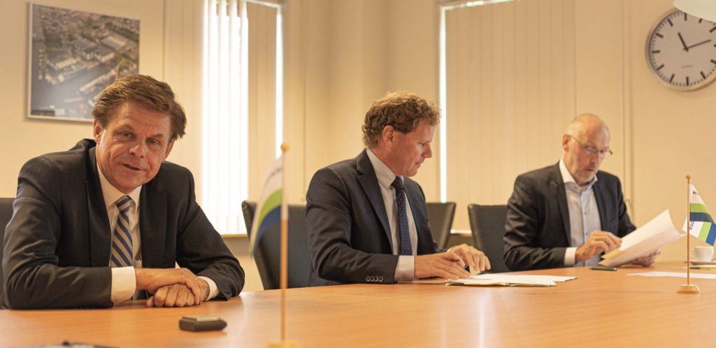 Signing ceremony (L to R): Royal Wagenborg CEO Egbert Vuursteen, Ampelmann CEO Jan van der Tempel, director of Royal Niestern Sander Jan Doorduin; Source: Amplemann