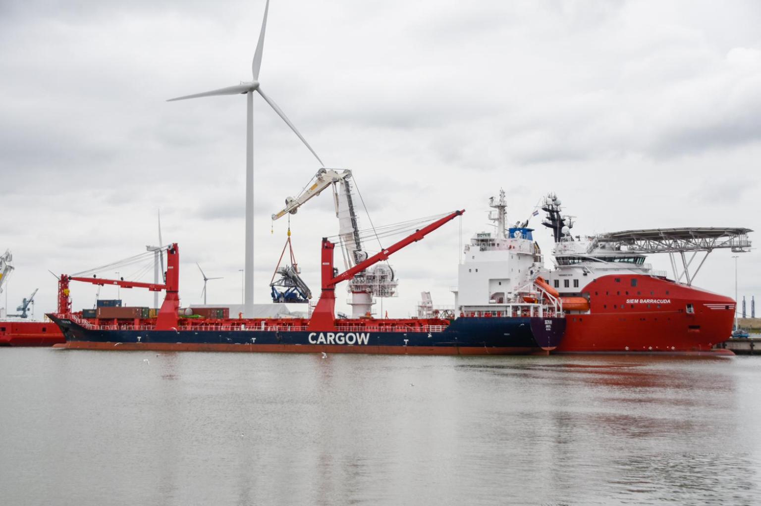 Siem Barracuda being demobilised with the gangway being taken off