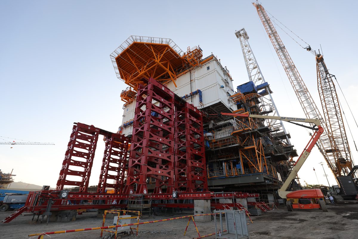 The Mega Jack 5200 system was used to jack up the living quarters module to a height of 18m. Source: Mammoet