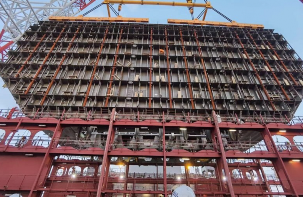 LNG bunker tank being into Hapag-Lloyd's Sajir; Image courtesy