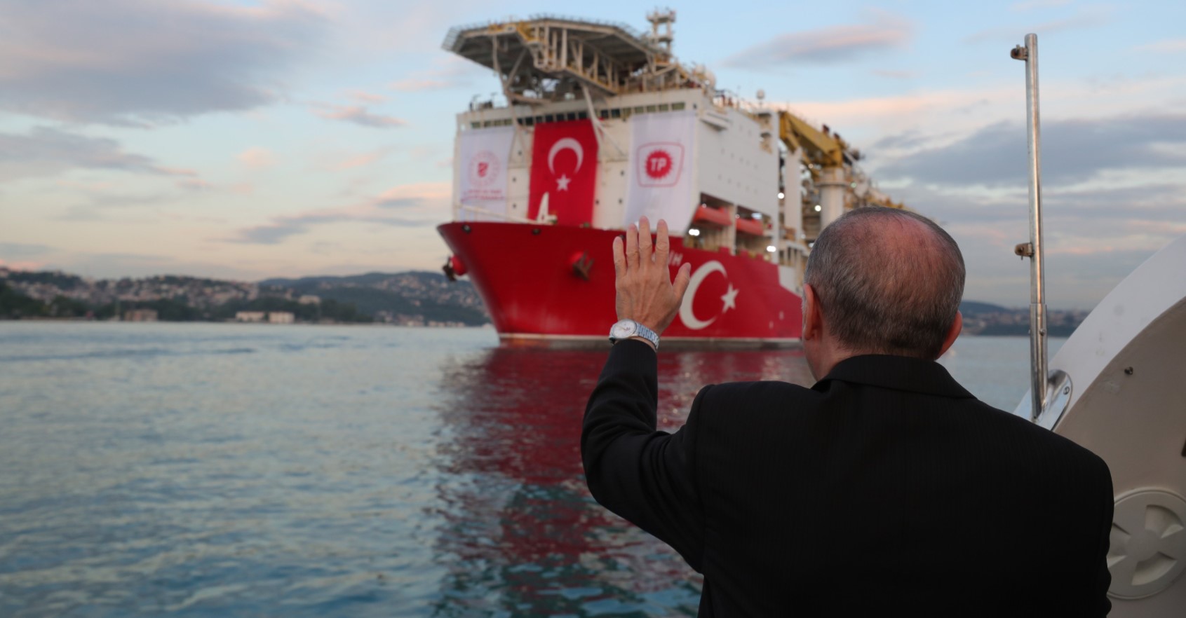 Recep Tayyip Erdoğan nearing the Fatih drillship; Source: Erdoğan's Twitter account