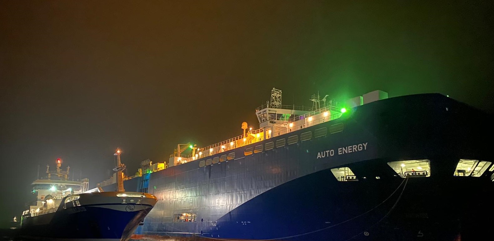 M/V Auto Energy next to the Coralius; Courtesy of Gasum