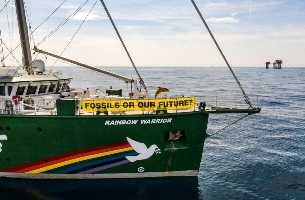 Rainbow Warrior and Dan Bravo platform in Danish North Sea; Source: Greenpeace