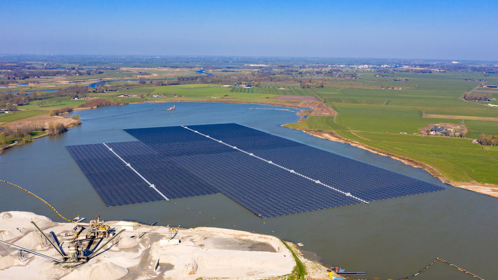 Photo showing ‘Bomhofsplas’ floating solar farm in Zwolle, the Netherlands (Courtesy of BayWa r.e.)