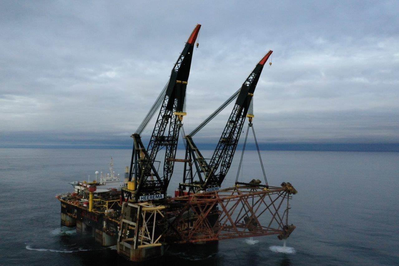 Thialf removing Goldeneye platform - Heerema