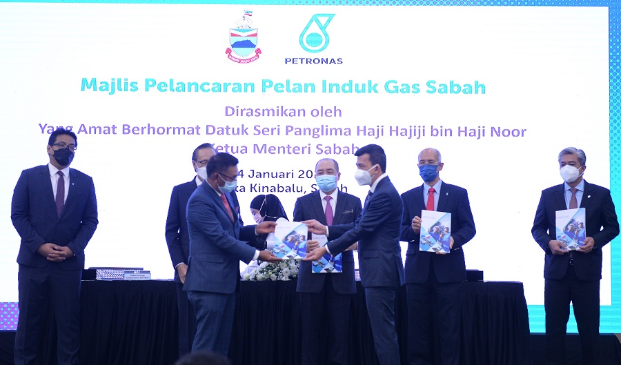 Sabah State Secretary Datuk Seri Panglima Sr. Haji Safar Untong (front, left) receiving the Sabah Gas Masterplan book from PETRONAS Senior Vice President, Corporate Strategy, Mazuin Ismail at the launching of the Masterplan by Chief Minister Datuk Seri Panglima Haji Hajiji Haji Noor at Menara PETRONAS 2 Kota Kinabalu.