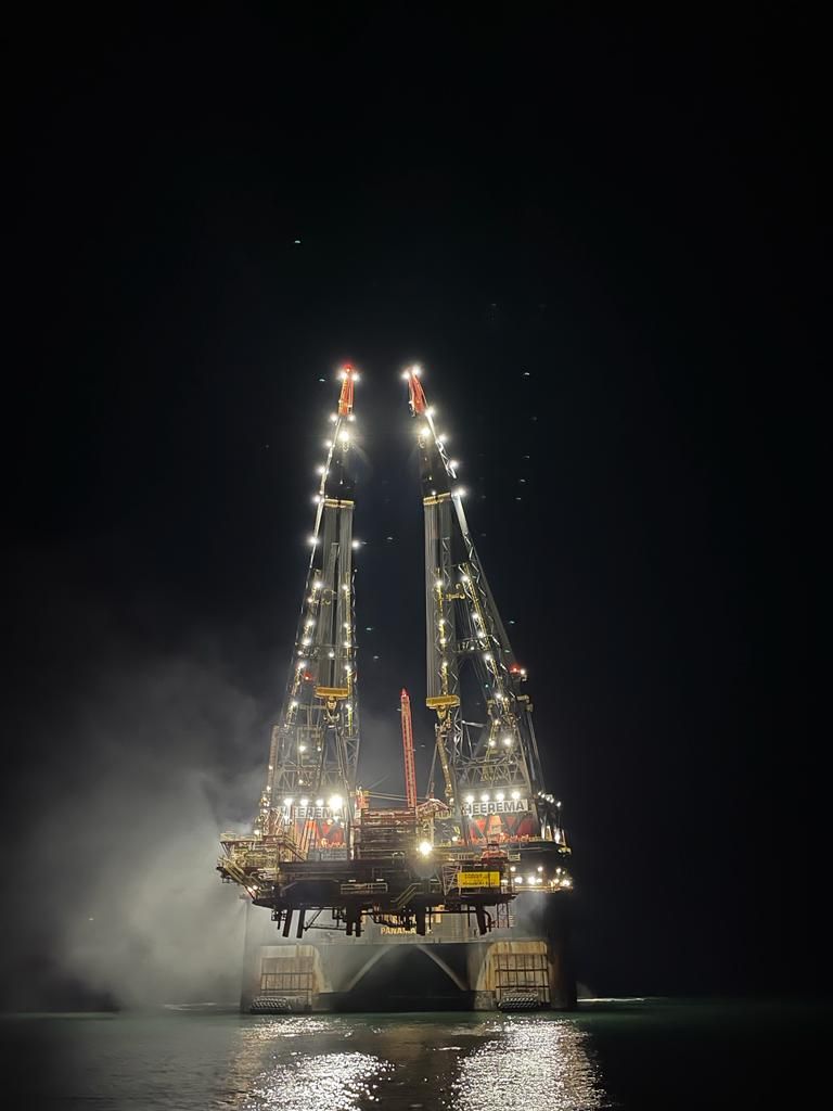 Heerema's Thialf vessel removes PSE Kinsale Energy’s Kinsale Alpha platform topside; Source: Heerema Marine Contractors