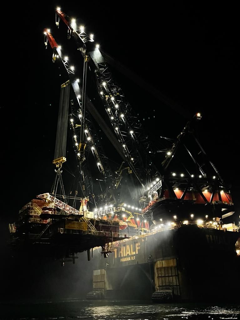Heerema's Thialf vessel removes PSE Kinsale Energy’s Kinsale Alpha platform topside; Source: Heerema Marine Contractors