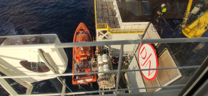 Jan De Nul crew rescues 15 refugees in Mediterranean Sea