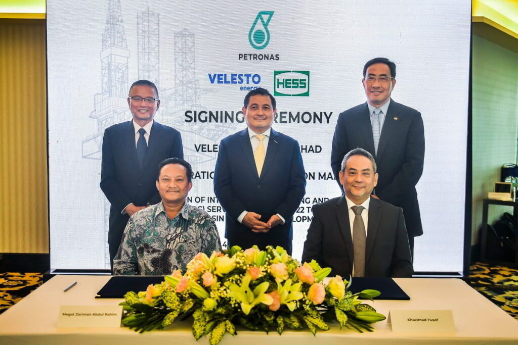 L-R (standing): Chairman of Velesto Energy Berhad, Mohd Rashid Mohd Yusof, Senior Vice President of Malaysia Petroleum Management, Mohamed Firouz Asnan and Vice President of Hess Asia, Zhiyong Zhao
L – R (seated): President of Velesto Energy Berhad, Megat Zariman Abdul Rahim and Senior Manager- Drilling, Hess Asia, Khazimad Yusof; Source: Velesto