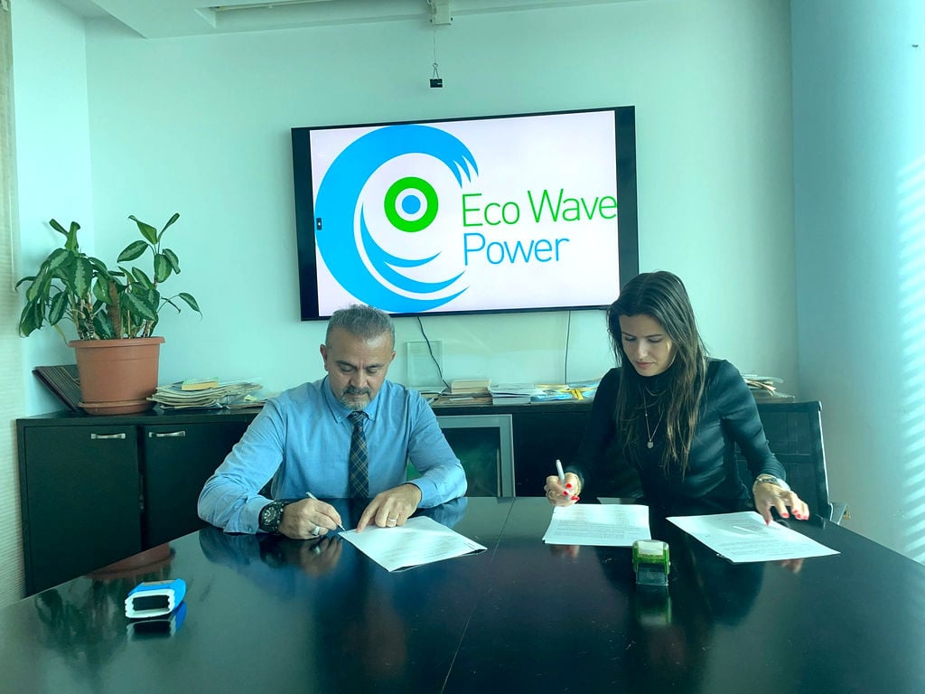 The signing of the agreement between Ordu Enerji and Eco Wave Power (Courtesy of Eco Wave Power)