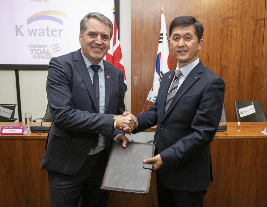 Liverpool’s mayor Steve Rotheram (left) with K-water’s vice president Jeong kyeongyun during the signing of the MoA (Courtesy of Liverpool City Region Combined Authority)