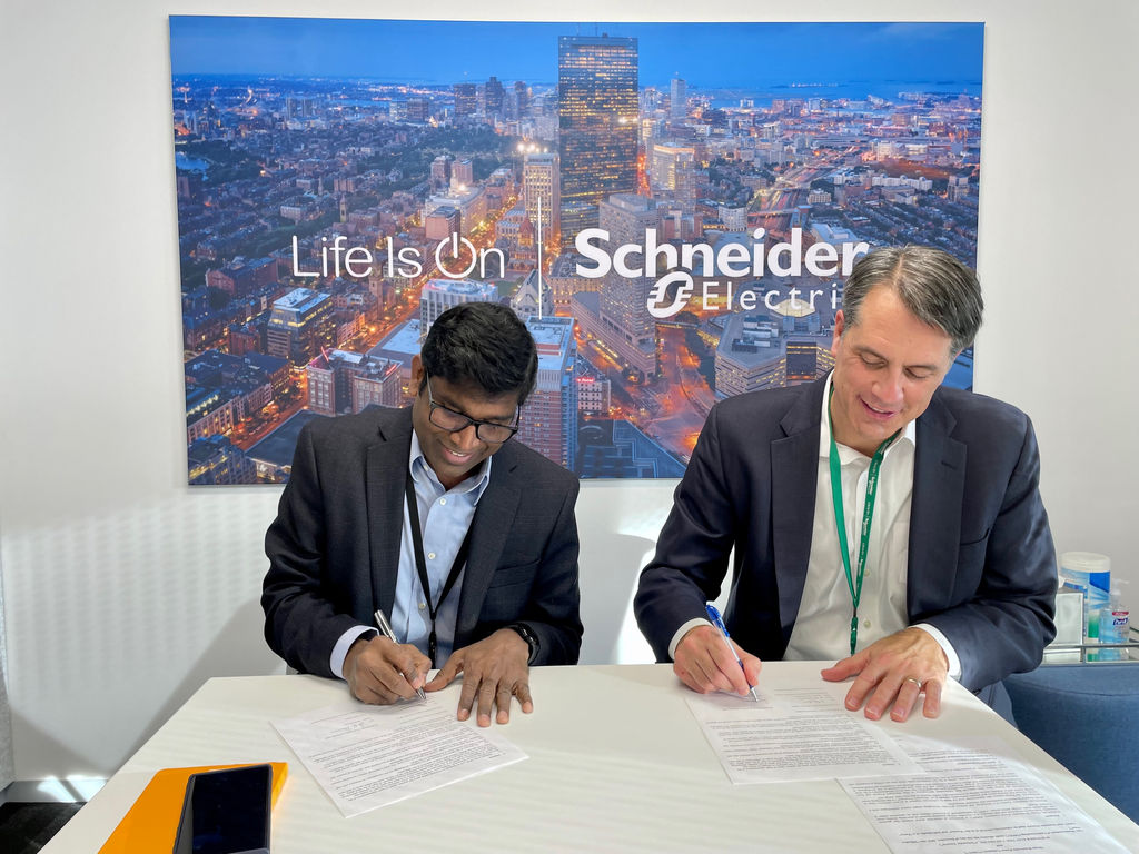 Bala Vinayagam (L) and Stuart Davies, CEO of ORPC, (R) signing the memorandum of understanding (Courtesy of ORPC)