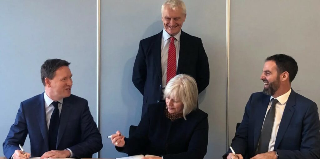 Left to right: Al Cook, EVP for Exploration and Production at Equinor, Louise Kingham, Country Manager for BP, and Gilad Myerson, CEO of Ithaca, sign the WoSE MoU in Westminster, witnessed by Graham Stuart MP, Minister of State (Minister for Energy and Climate); Source: Equinor