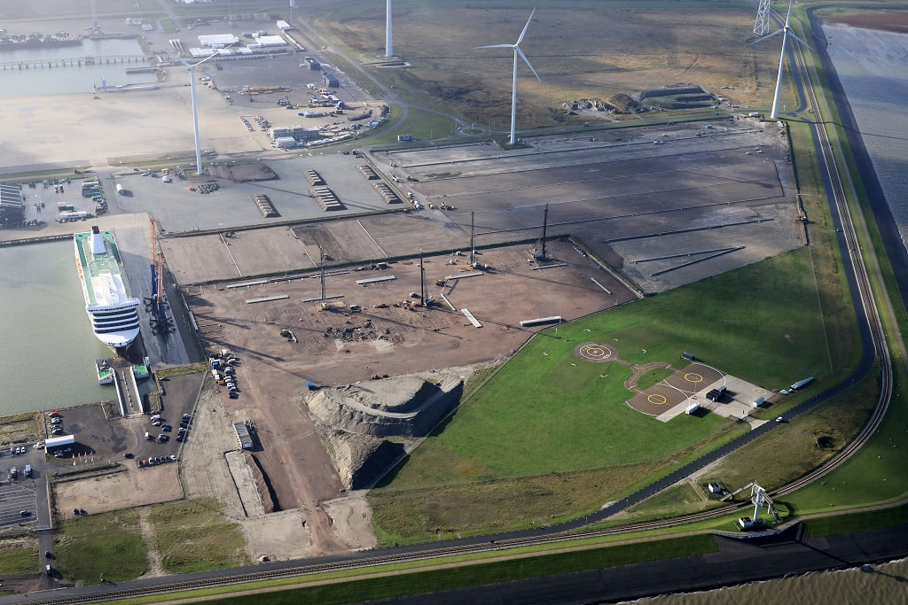 Works at TKF new factory at Beatrixhaven, Photo Groningen Seaports – Koos Boertjens