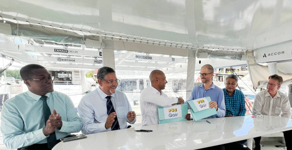 The PPA signing for a floating solar plant in the Seychelles (Courtesy of Qair)