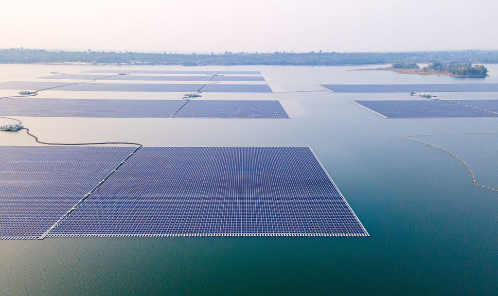 Illustration/Floating solar array (Courtesy of Wood Mackenzie)