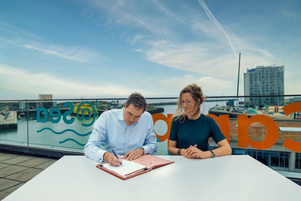 Signing of the agreement for North Sea Farmers test site (Courtesy of SolarDuck)