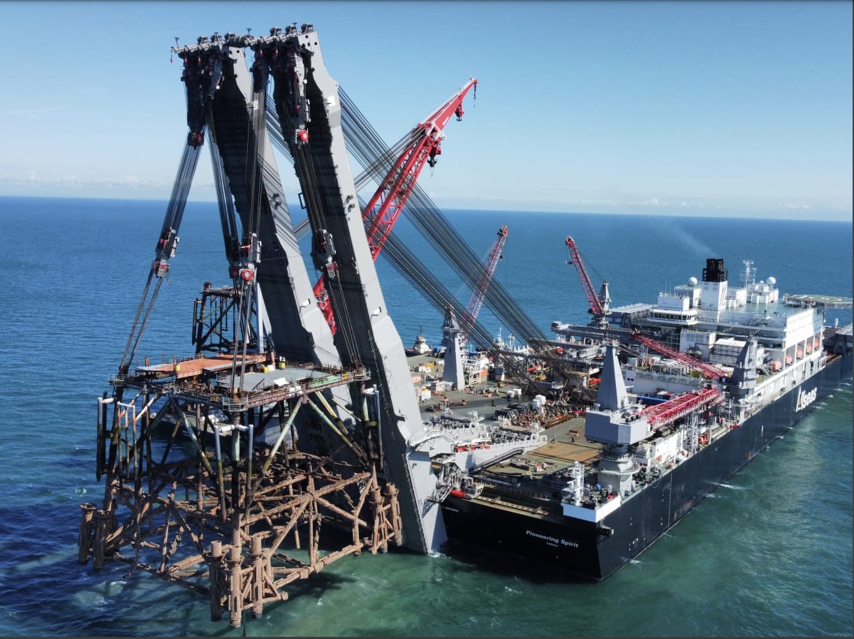 Pioneering Spirit's DP3 and DP4 jackets removal campaign; Source: Allseas