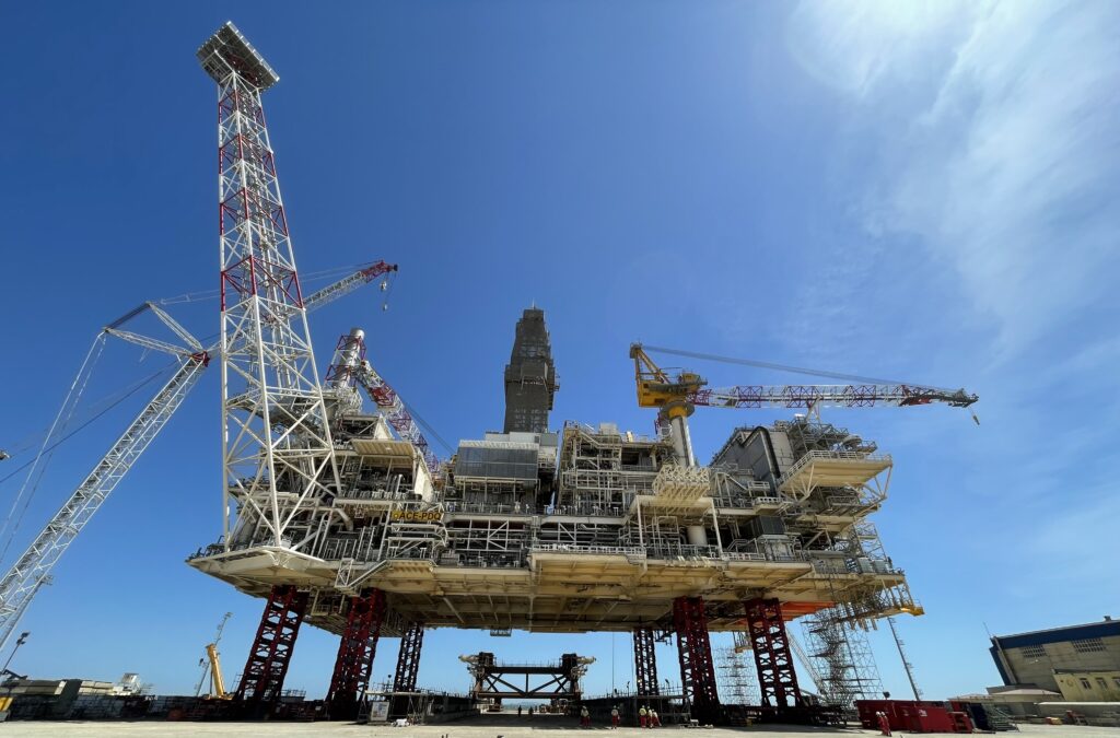 Platform topsides unit for BP's Caspian Sea project; Source: Mammoet
