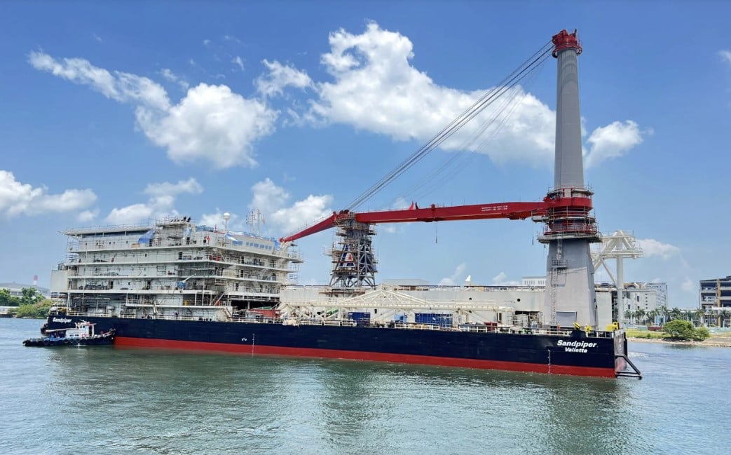 Allseas unveils new pipelaying barge
