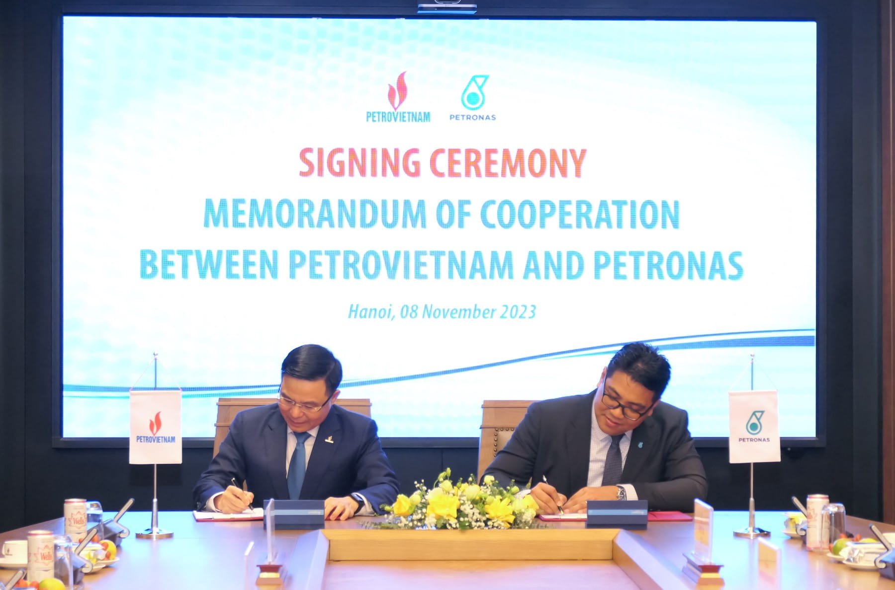 Petronas' President and Group CEO, Tan Sri Tengku Muhammad Taufik (right) and PetroVietnam President and CEO, Dr Le Manh Hung (left) at the memorandum of cooperation signing ceremony in Hanoi; Source: Petronas