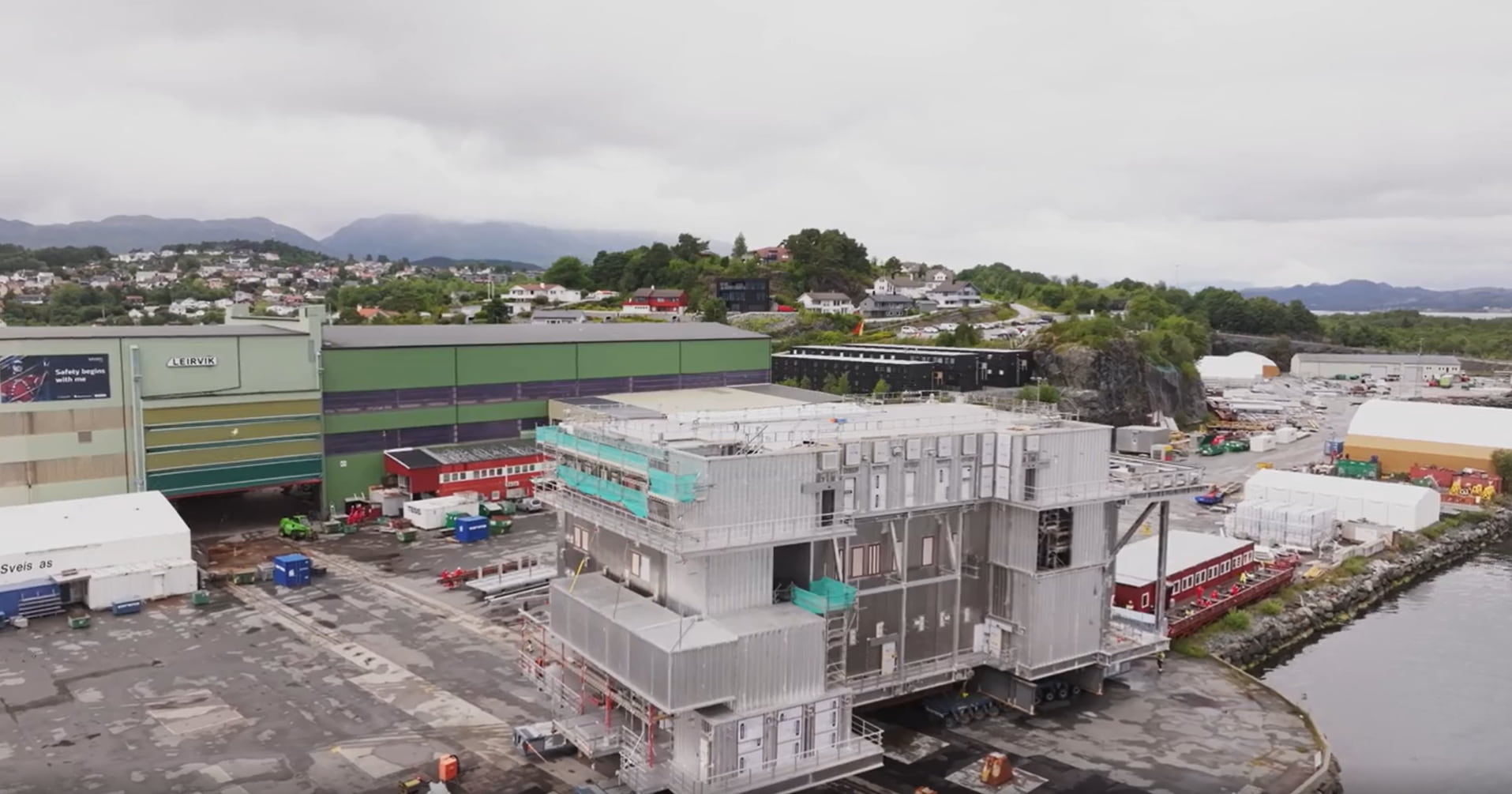 Hugin A living quarter was safely moved out from the fabrication hall; Source: Aker BP