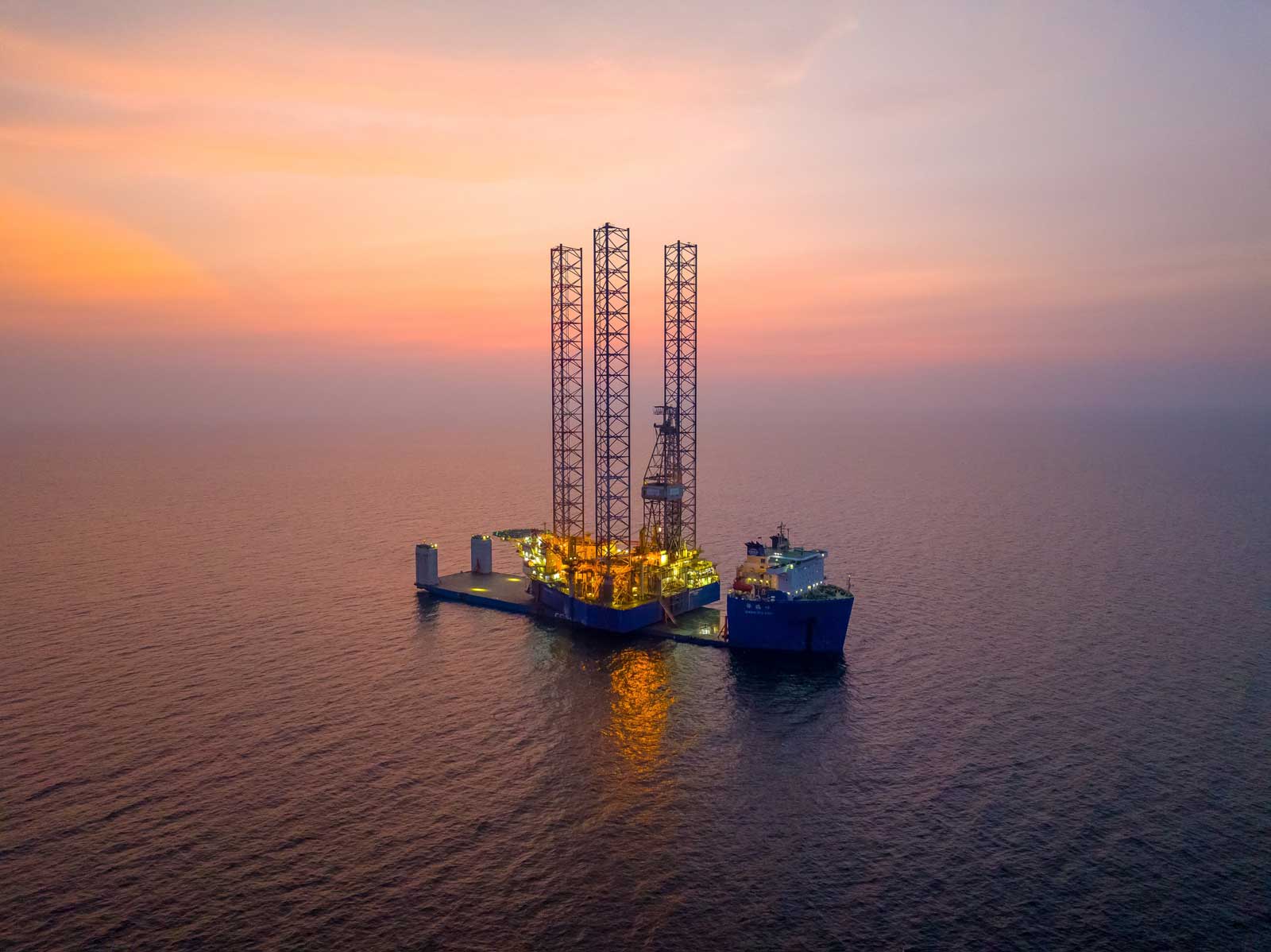 An offshore rig transported on a vessel