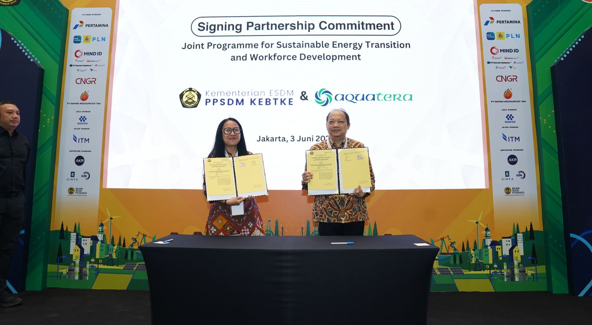 The Indonesian Ministry of Energy and Mineral Resources, and Energy Conservation signing a memorandum of understanding with Aquatera.