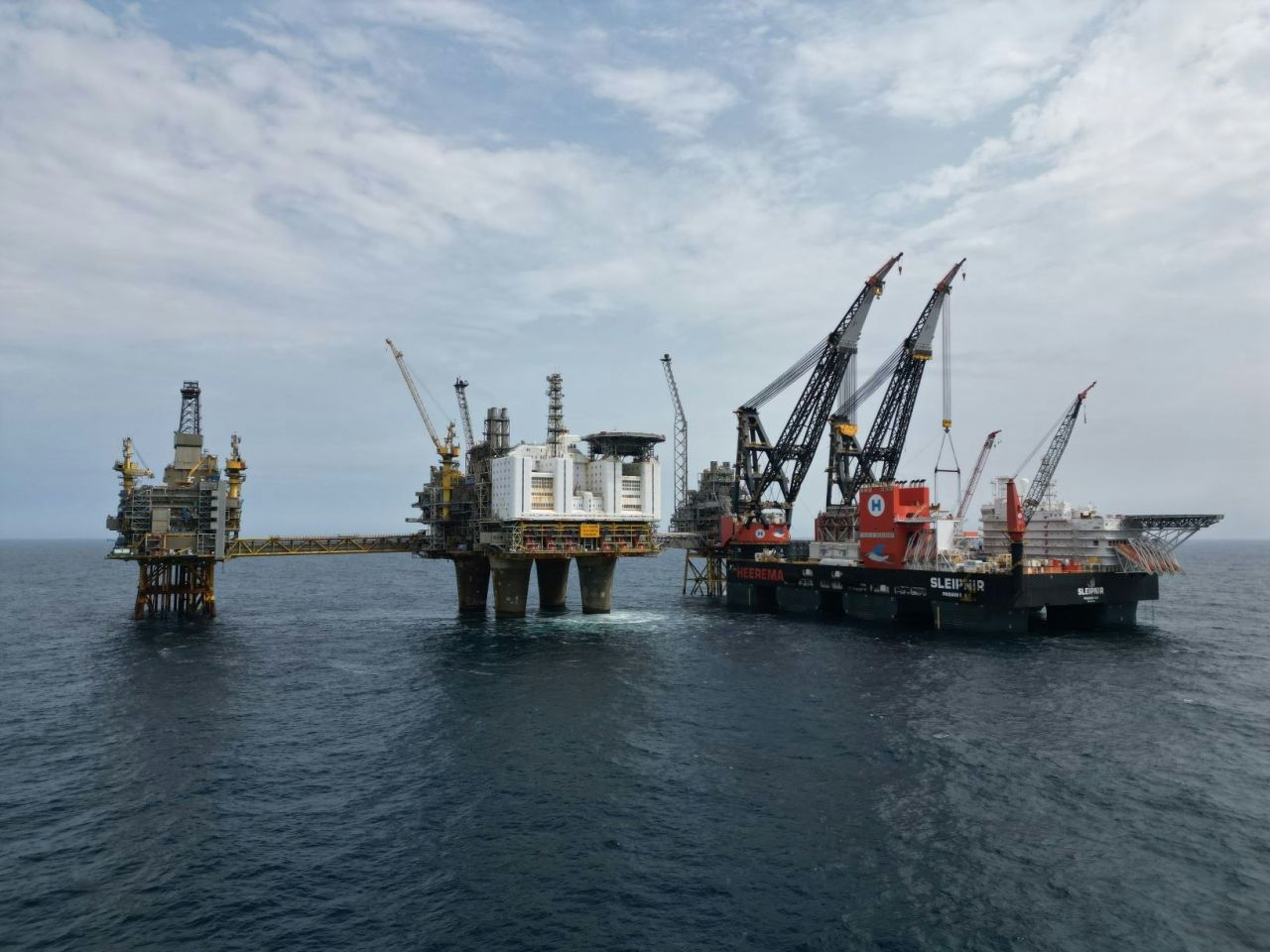 Sleipnir on Oseberg A platform; Source: Heerema