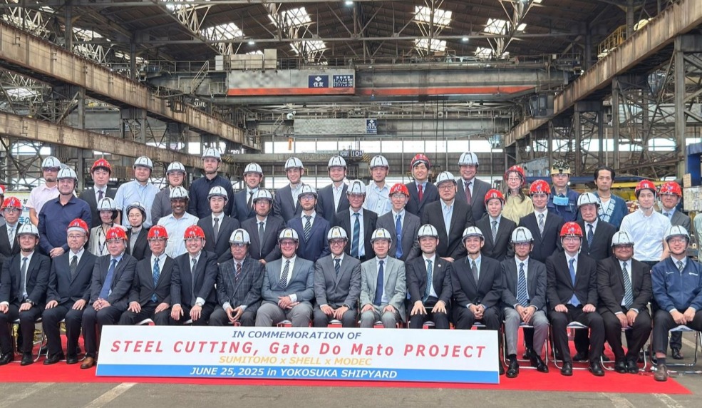 Several people standing in several rows at a steel-cutting ceremony for FPSO Gato do Mato