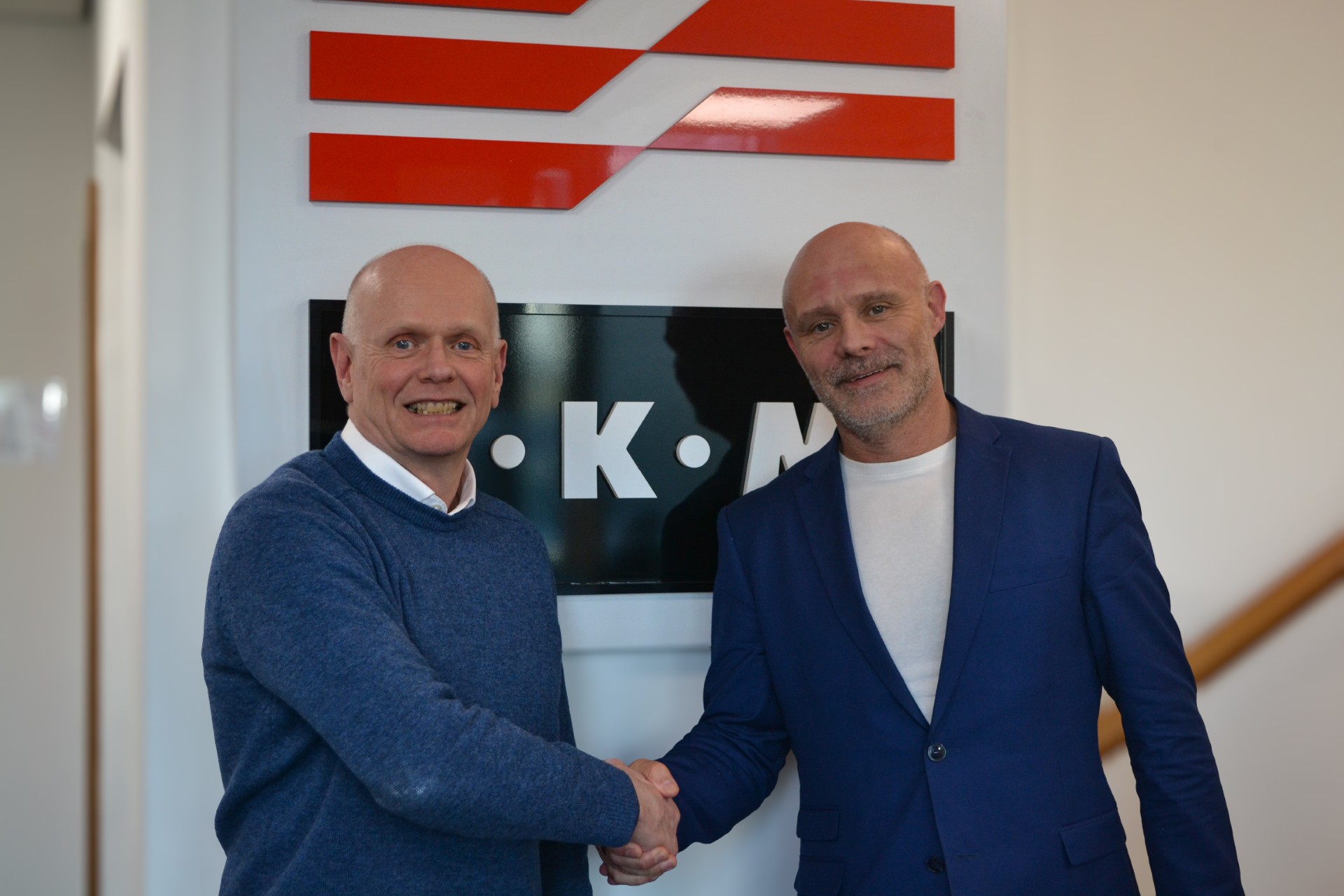 Mark Rasmusen and Barry Summers shaking hands