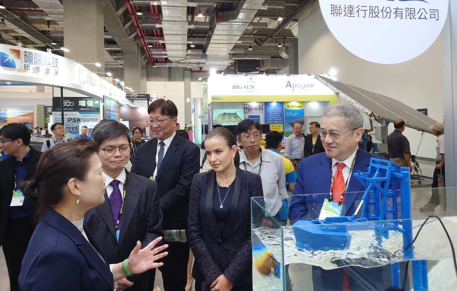 Inna Braverman and CY Huang explain the Eco Wave Power technology to Mr. Yu Zheng Wei Head of Taiwan's Energy Bureau, and Mrs. Wang Mei Hua, Taiwan's former Minister for Economic Affairs.