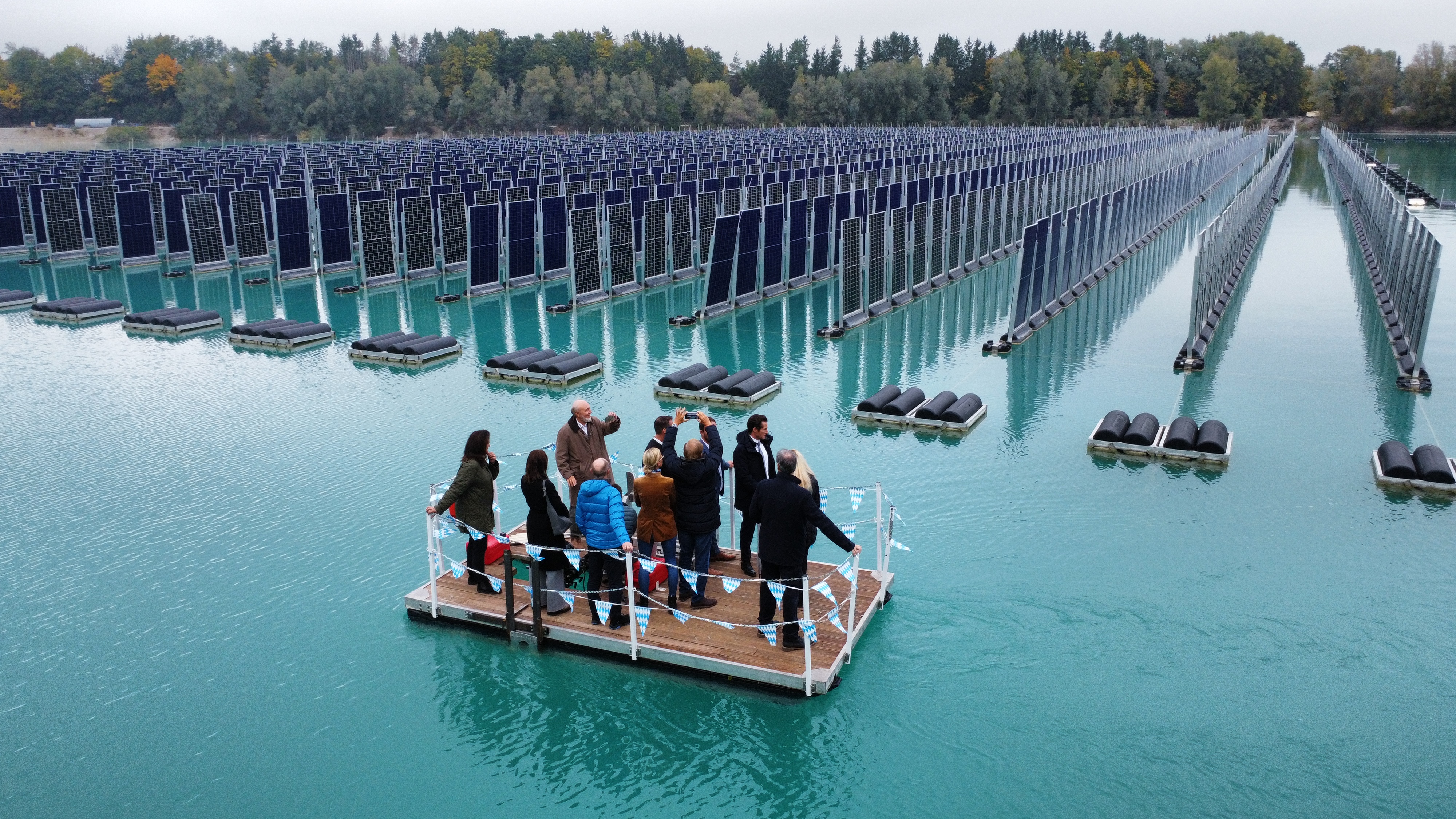 Managing Director of SINN Power with Prime Minister Dr. Söder on a boat in front of the plant