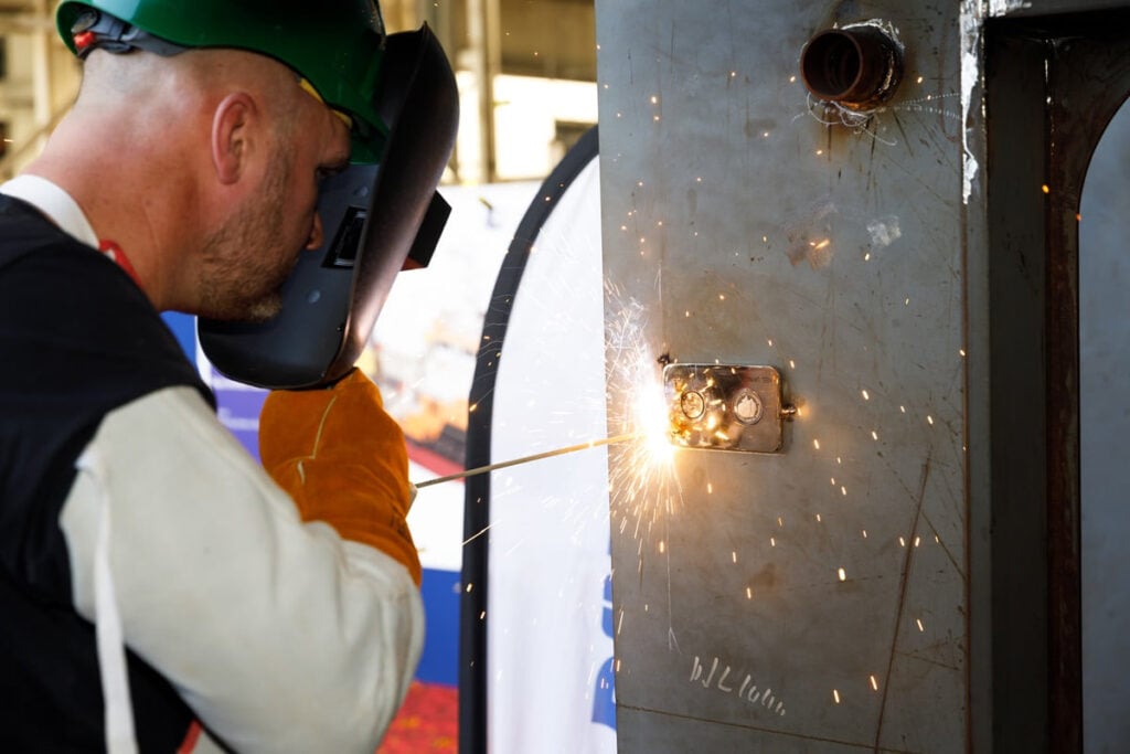 Ceremonial welding of two coins to the keel; Source: Damen