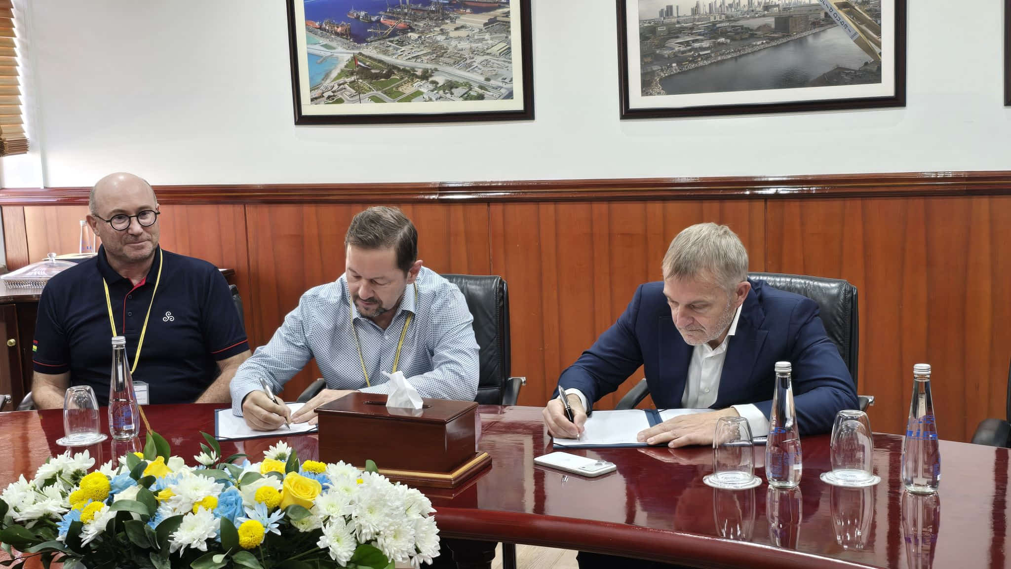 Drydocks World and Dixstone shake hands on FSU conversion deal; Courtesy of Drydocks World