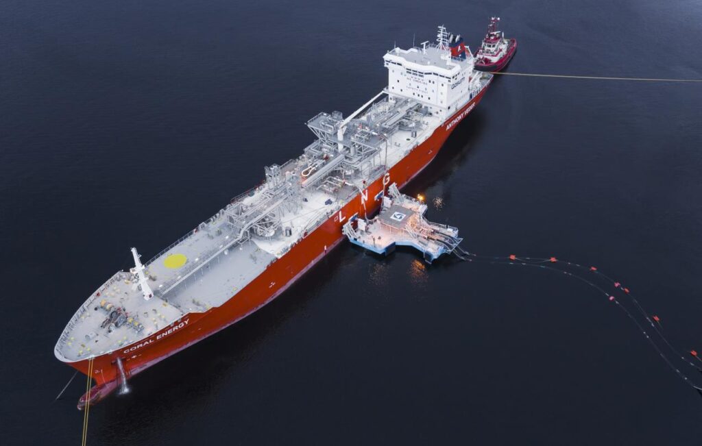 La Santa Maria platform in operation during a previous LNG discharge test in Norway; Source: ECOnnect