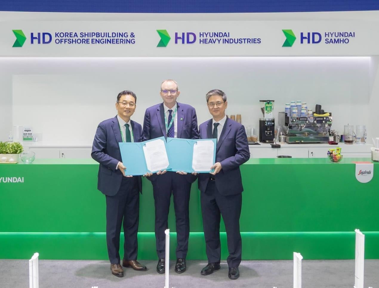 Left to right: Kwang-Pil Chang, Senior Executive Vice President - Advanced Research Center, HD KSOE; Andy McKeran, Chief Growth Officer, Lloyd’s Register; and Hongryeul Ryu, Executive Vice President & CTO, HD Hyundai Heavy Industries signed an approval in principle (AiP) in Bangkok. Courtesy of LR